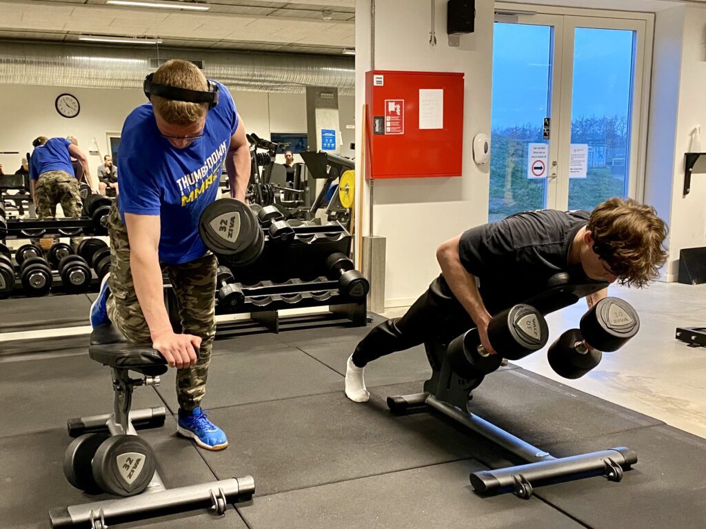 Unge mænd i fitnesscenter