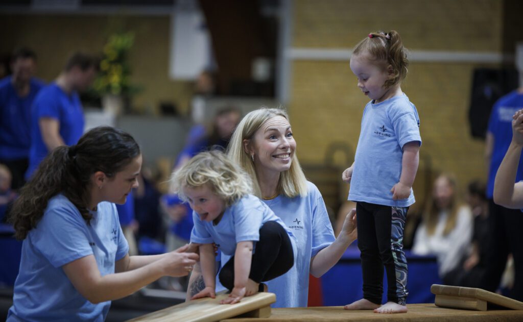 Små børn laver gymnastikopvisning